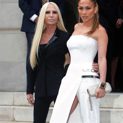 jennifer lopez da versace a milano